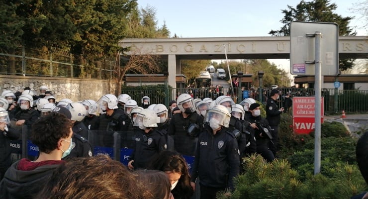 Boğaziçi Üniversitesi'ndeki protestoya biber gazı ve plastik mermi